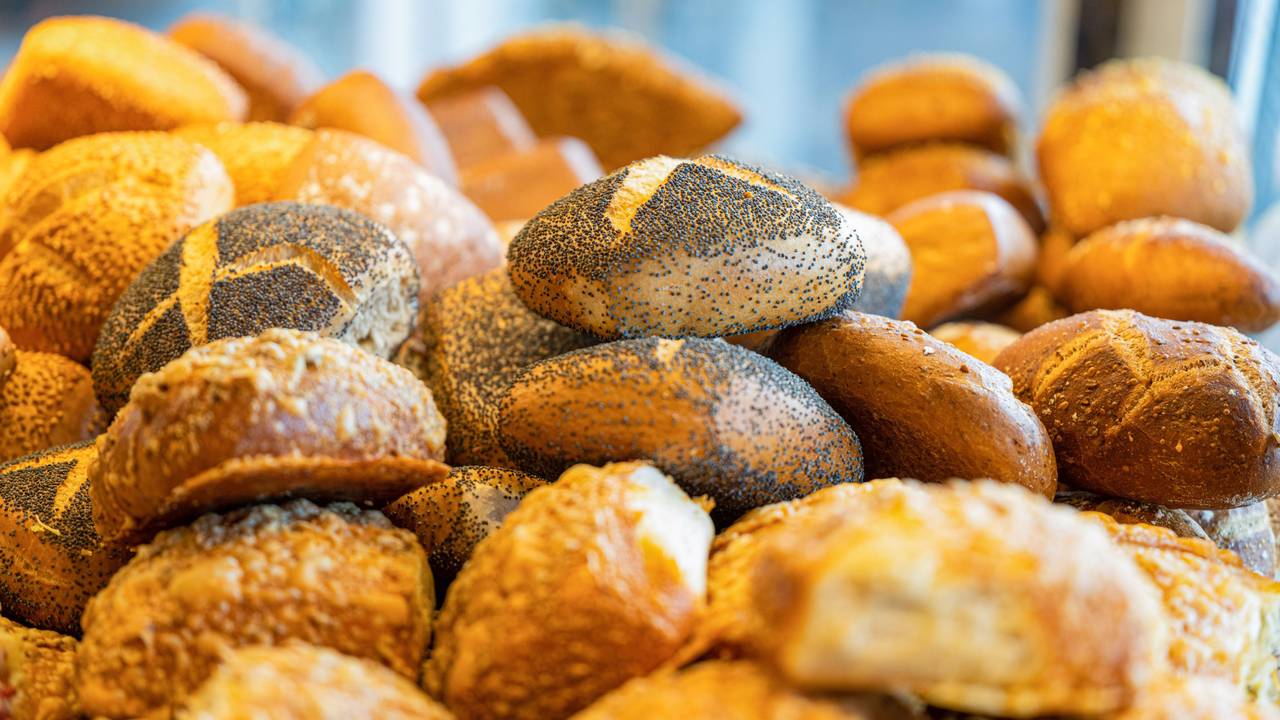 Unterschiedliche Backwaren in einer Brottheke