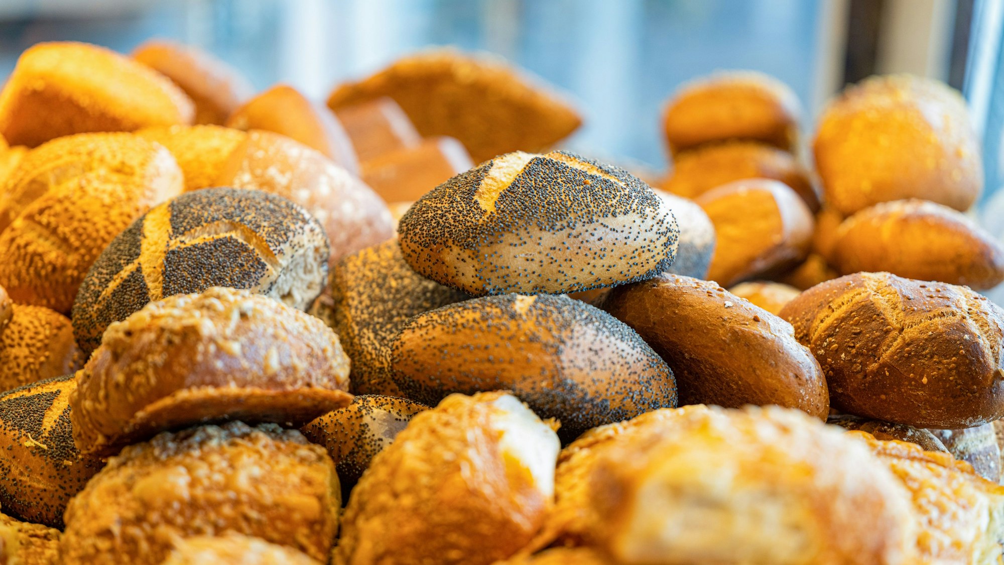 Unterschiedliche Backwaren in einer Brottheke