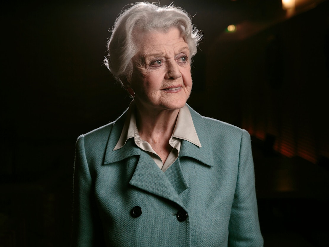 Angela Lansbury posiert für ein Porträt während des Pressetermins für „Blithe Spirit“.