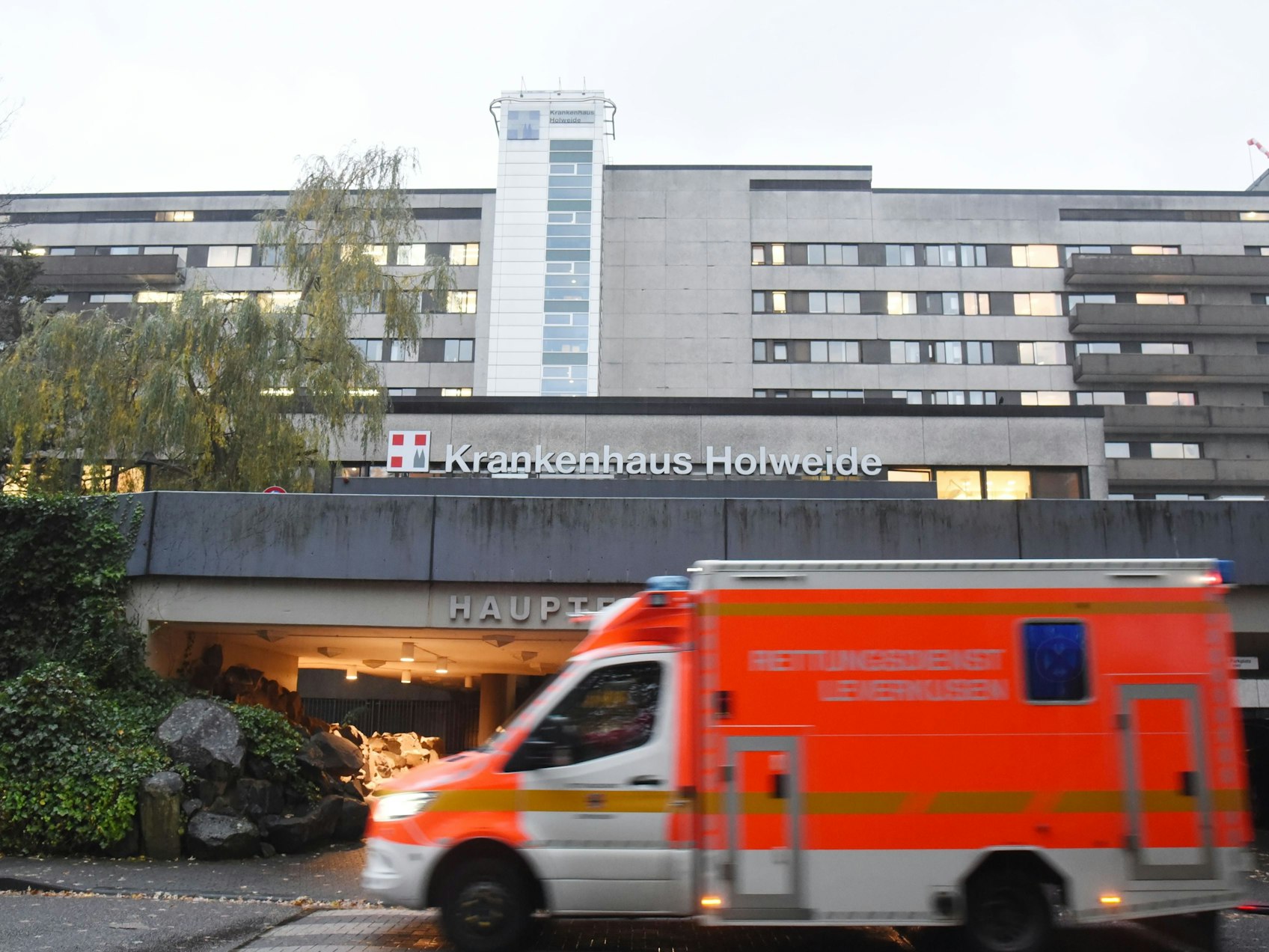 Ein Krankenwagen fährt am Krankenhaus Holweide in Köln vorbei.