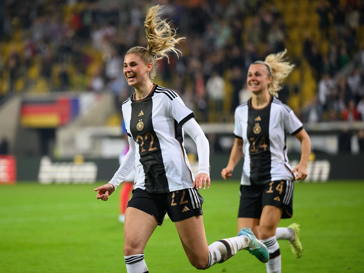 Rudolf-Harbig-Stadion: Jule Brand (l) und Lena Lattwein feiern ein Tor gegen Frankreich.