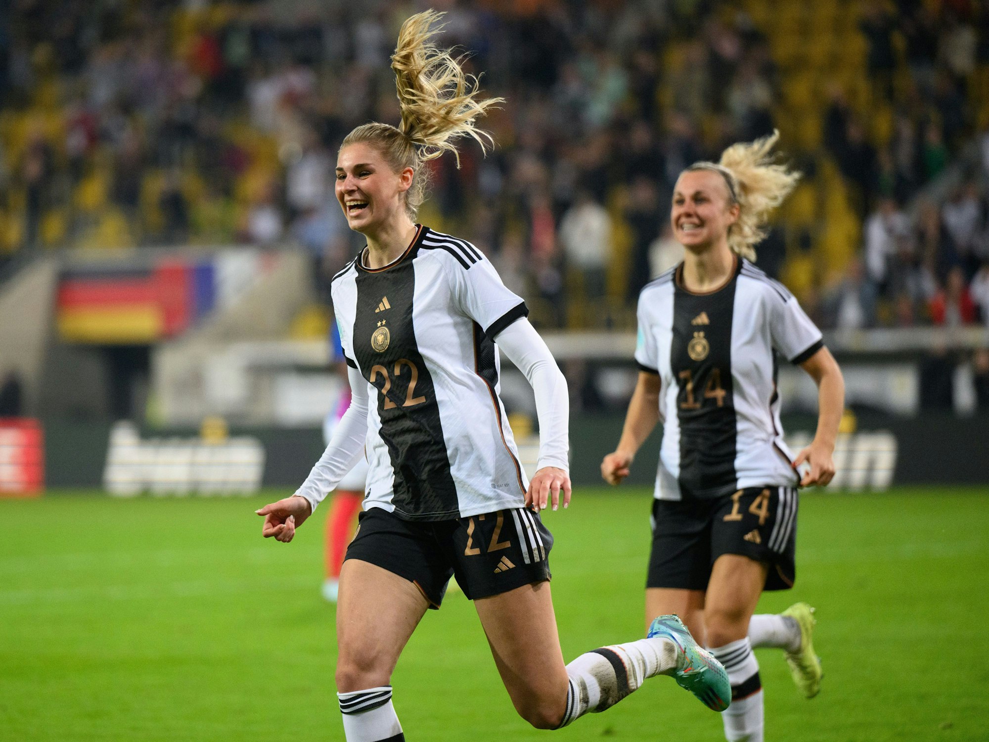 Rudolf-Harbig-Stadion: Jule Brand (l) und Lena Lattwein feiern ein Tor gegen Frankreich.