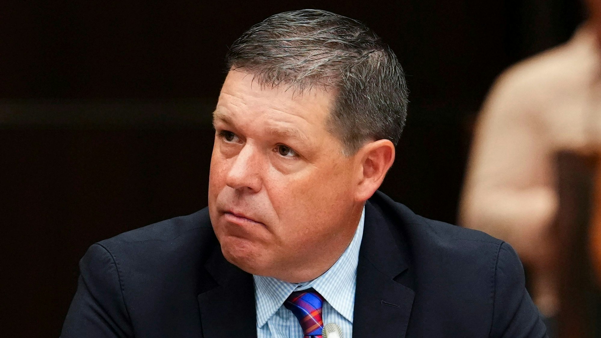 Der ehemalige Geschäftsführer des kanadischen Eishockey-Verbandes Scott Smith verantwortet sich vor einem Komitee in Kanada.