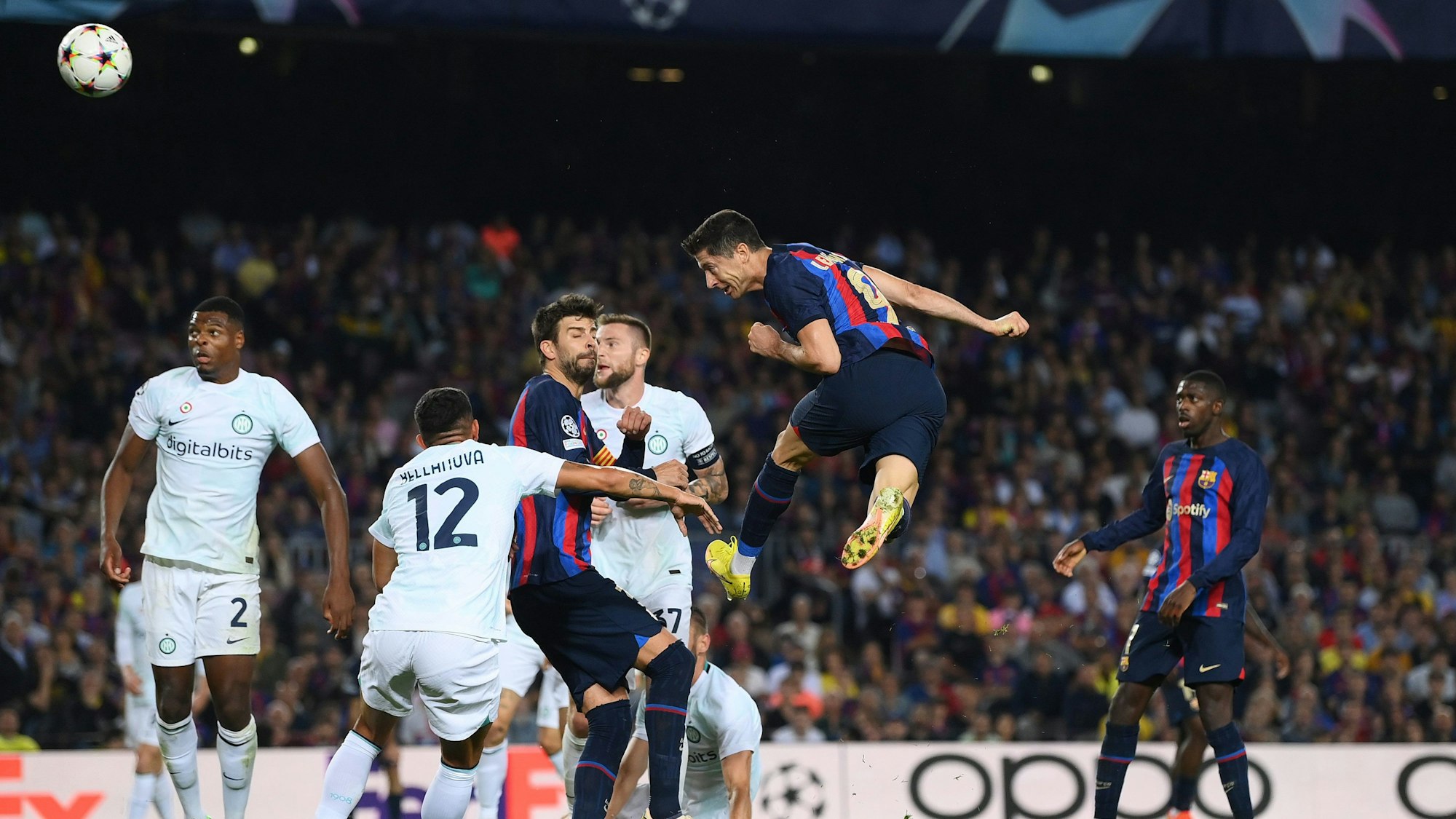 Robert Lewandowski trifft für den FC Barcelona in der Champions League gegen Inter Mailand zum 3:3.