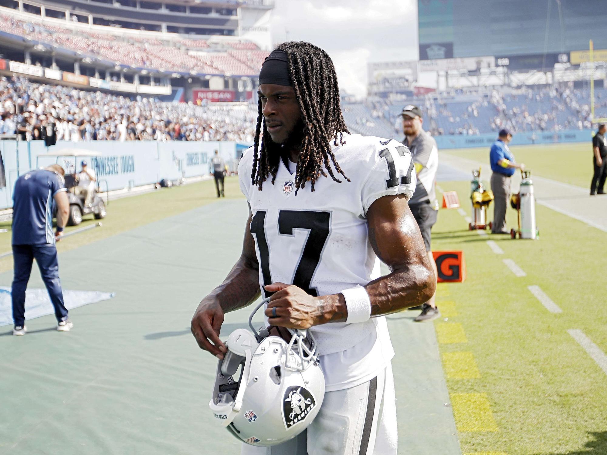 Raiders-Star Davante Adams geht vom Spielfeld runter.