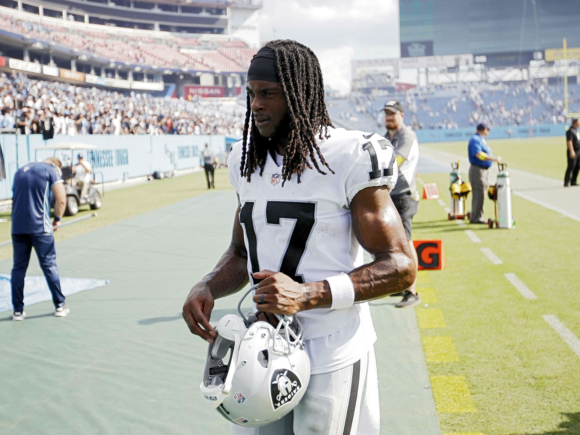 Raiders-Star Davante Adams geht vom Spielfeld runter.