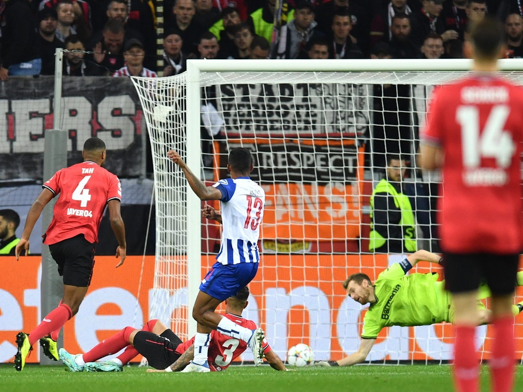 Der Anfang vom Ende gegen den FC Porto in der Champions League: Galeno schenkt Bayer Leverkusen das erste Gegentor des Abends ein.