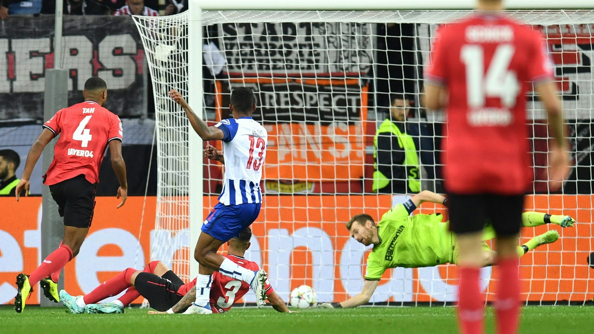 Der Anfang vom Ende gegen den FC Porto in der Champions League: Galeno schenkt Bayer Leverkusen das erste Gegentor des Abends ein.