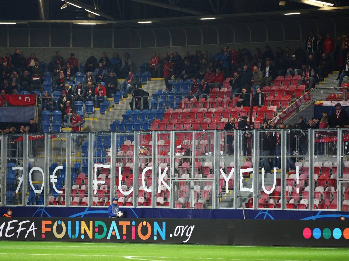 Die Fans des FC Bayern protestieren gegen die Preise von Viktoria Pilsen in der Champions League. Der Gästeblock ist zu Spielbeginn leer