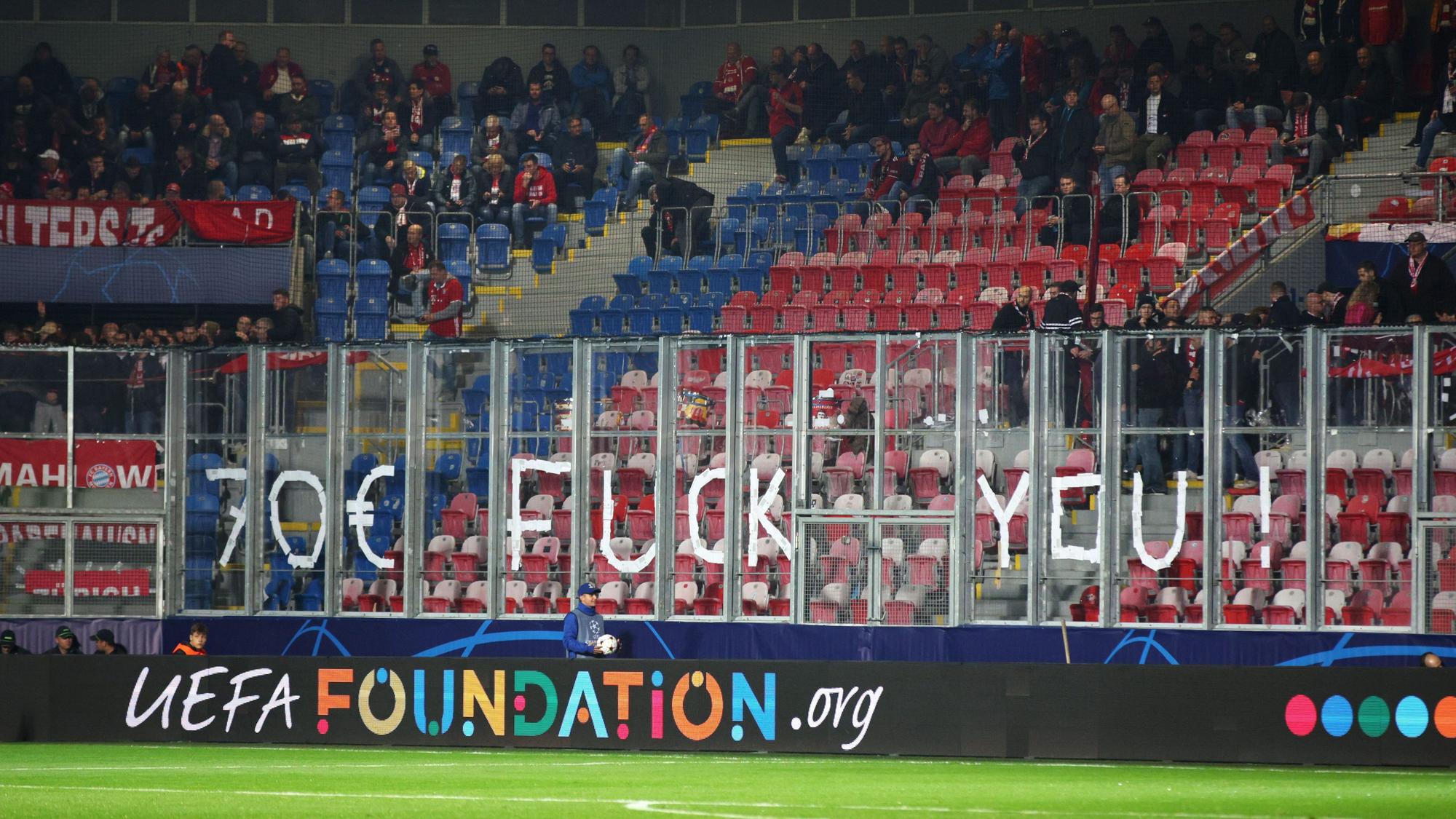 Die Fans des FC Bayern protestieren gegen die Preise von Viktoria Pilsen in der Champions League. Der Gästeblock ist zu Spielbeginn leer