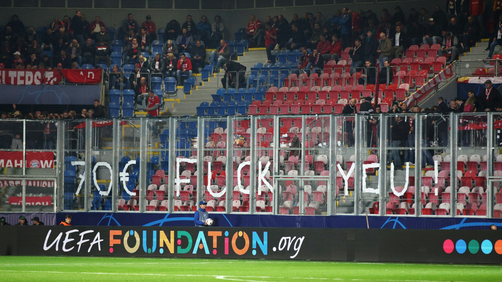 Die Fans des FC Bayern protestieren gegen die Preise von Viktoria Pilsen in der Champions League. Der Gästeblock ist zu Spielbeginn leer