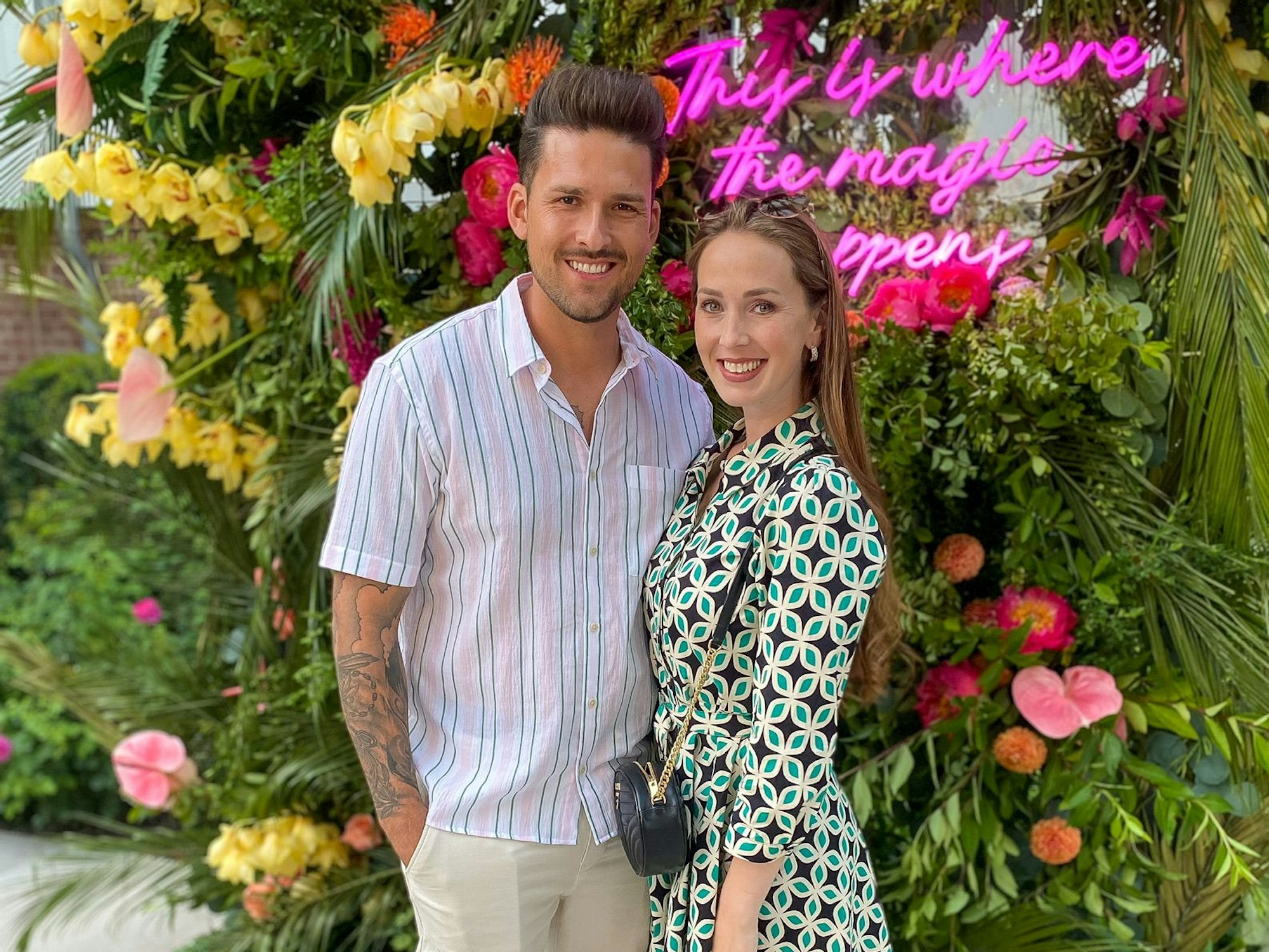 Marco Cerullo und Christina Grass posieren für ein Foto.