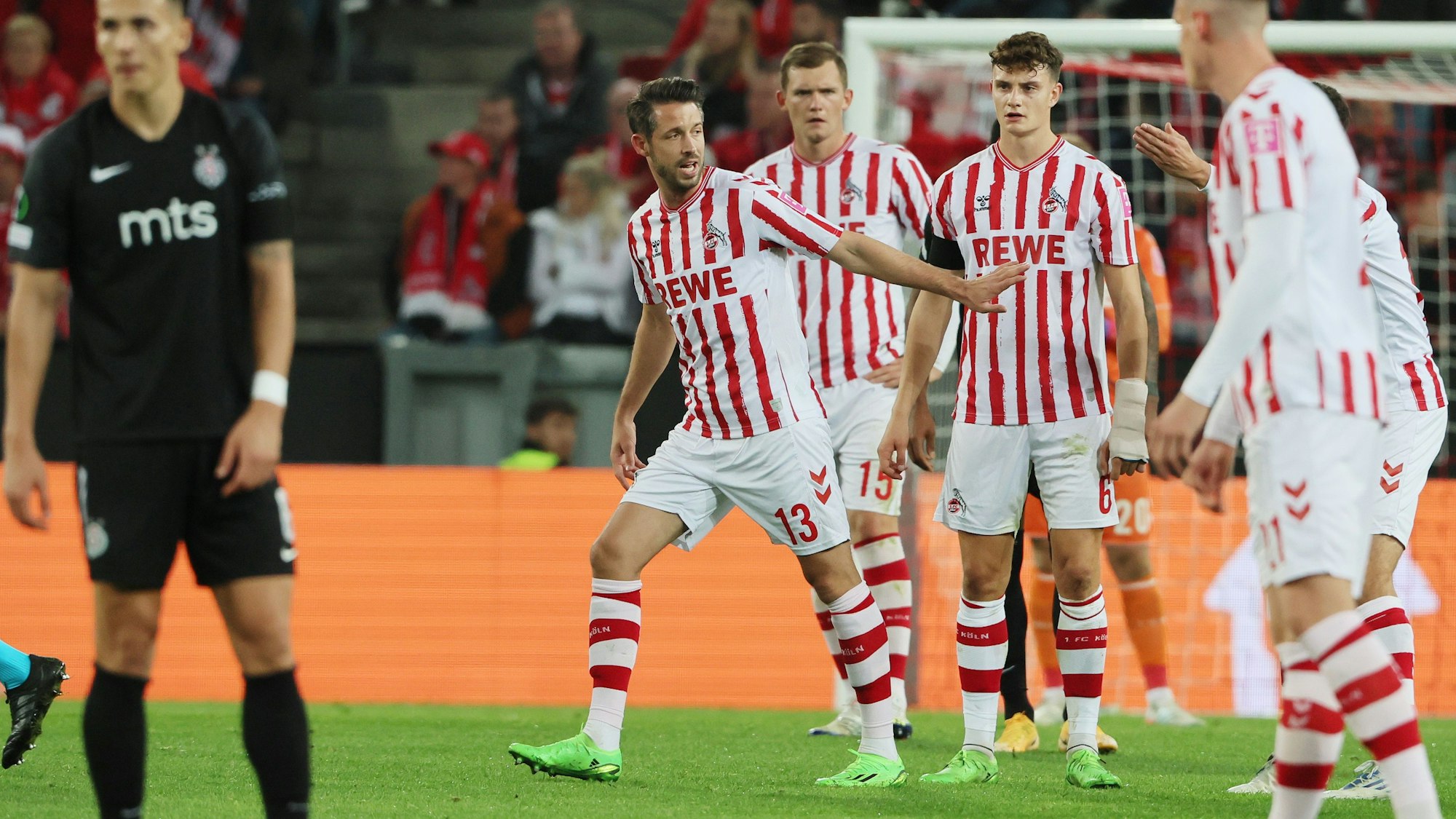 Mark Uth (l.) und der 1. FC Köln (hier beim Heimspiel am 6. Oktober 2022) wollen Partizan Belgrad in der Conference League wieder überholen.