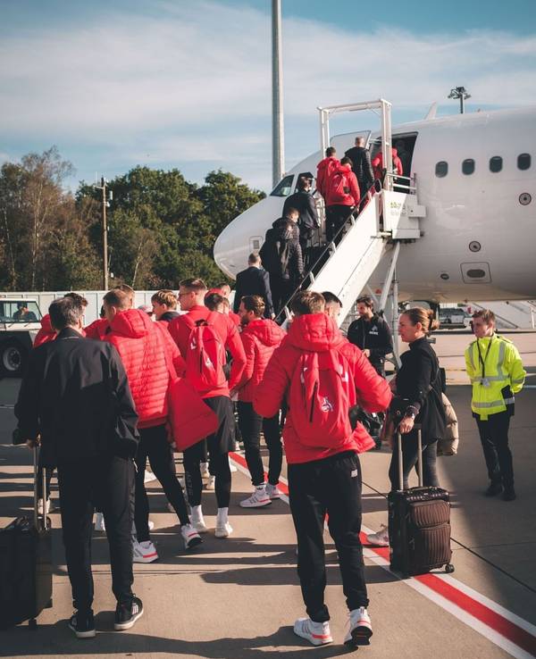 Die Spieler des 1. FC Köln auf der Laufbahn im Partizana-Stadion.