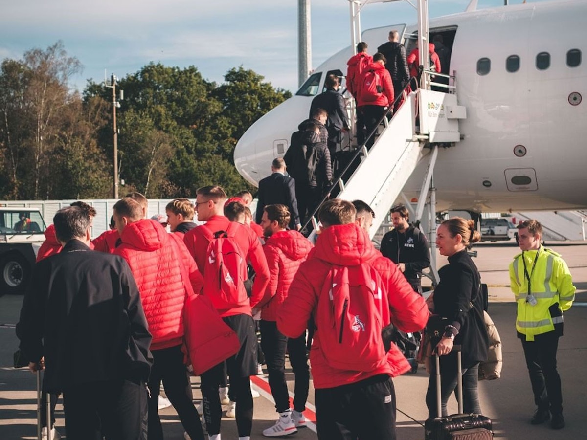 Die Spieler des 1. FC Köln auf der Laufbahn im Partizana-Stadion.