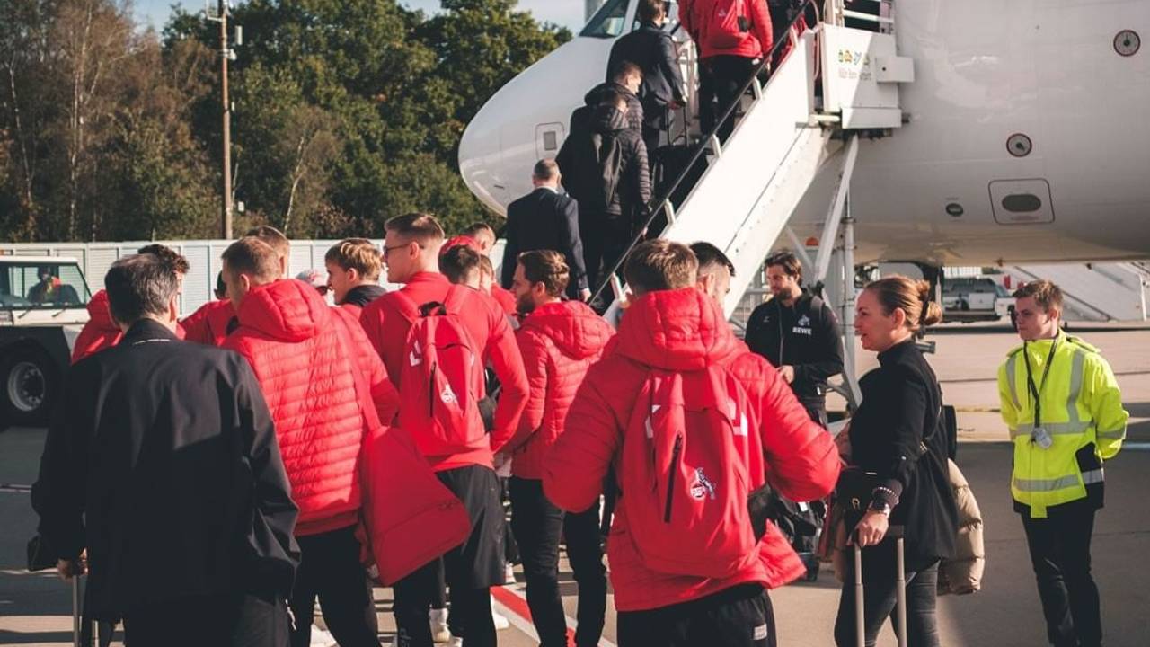 Die Spieler des 1. FC Köln auf der Laufbahn im Partizana-Stadion.