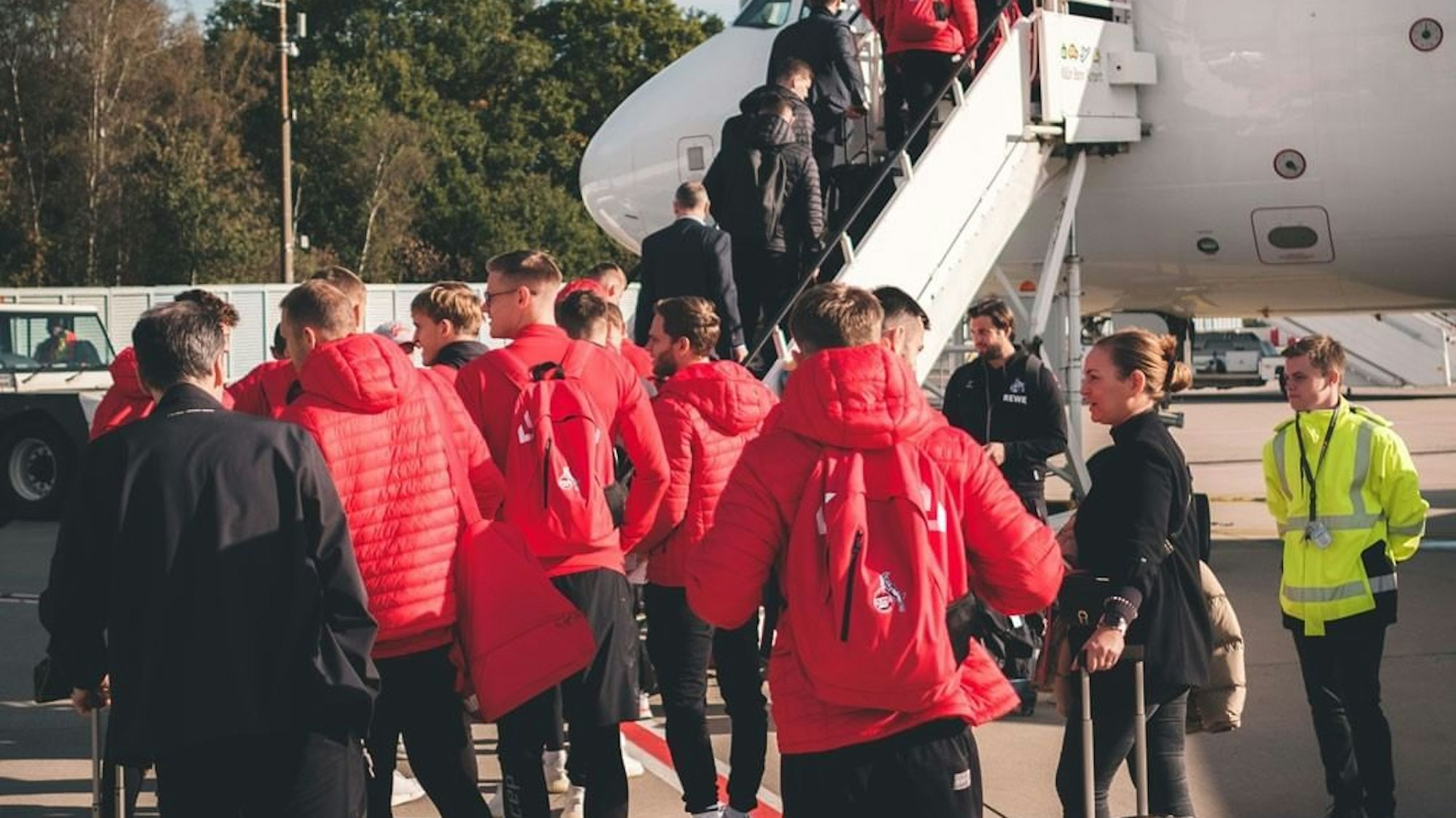 Die Spieler des 1. FC Köln auf der Laufbahn im Partizana-Stadion.