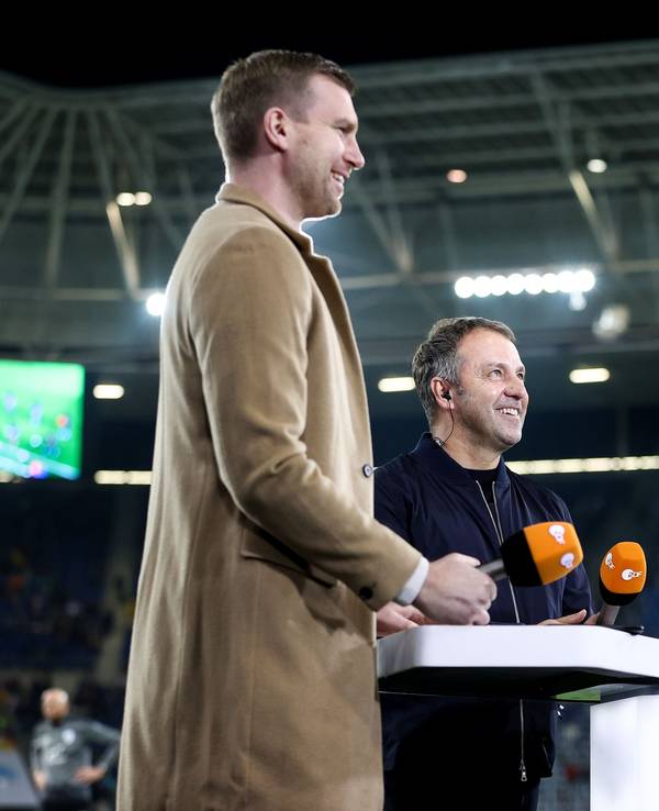 Deutschlands Trainer Hans-Dieter Flick (M.) im Interview mit dem ehemaligen Nationalspieler Per Mertesacker (l.) und TV-Moderator Jochen Breyer vom ZDF.