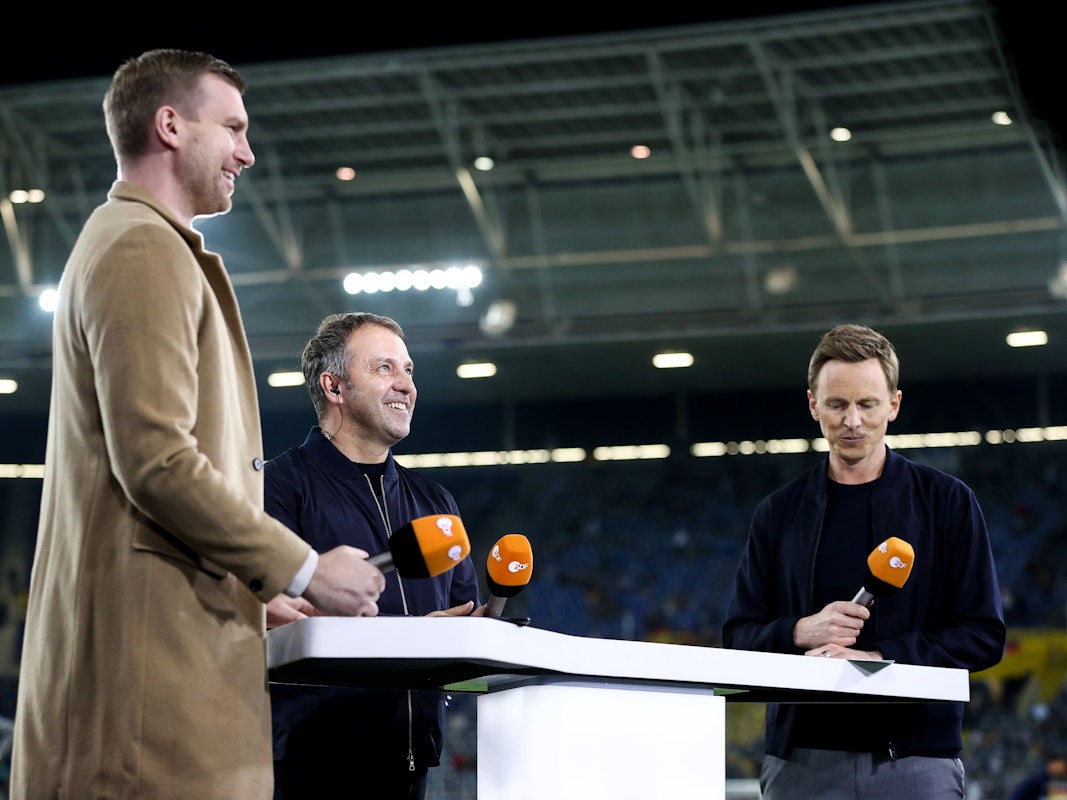 Deutschlands Trainer Hans-Dieter Flick (M.) im Interview mit dem ehemaligen Nationalspieler Per Mertesacker (l.) und TV-Moderator Jochen Breyer vom ZDF.