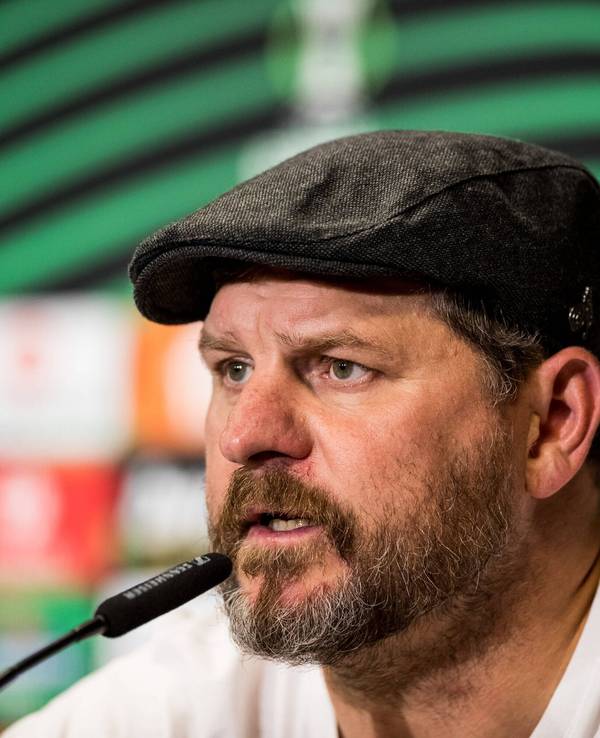 Steffen Baumgart spricht in ein Mikrofon.