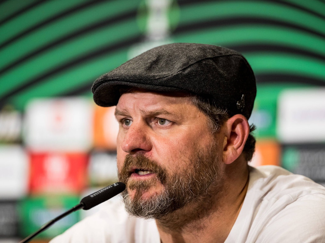 Steffen Baumgart spricht in ein Mikrofon.