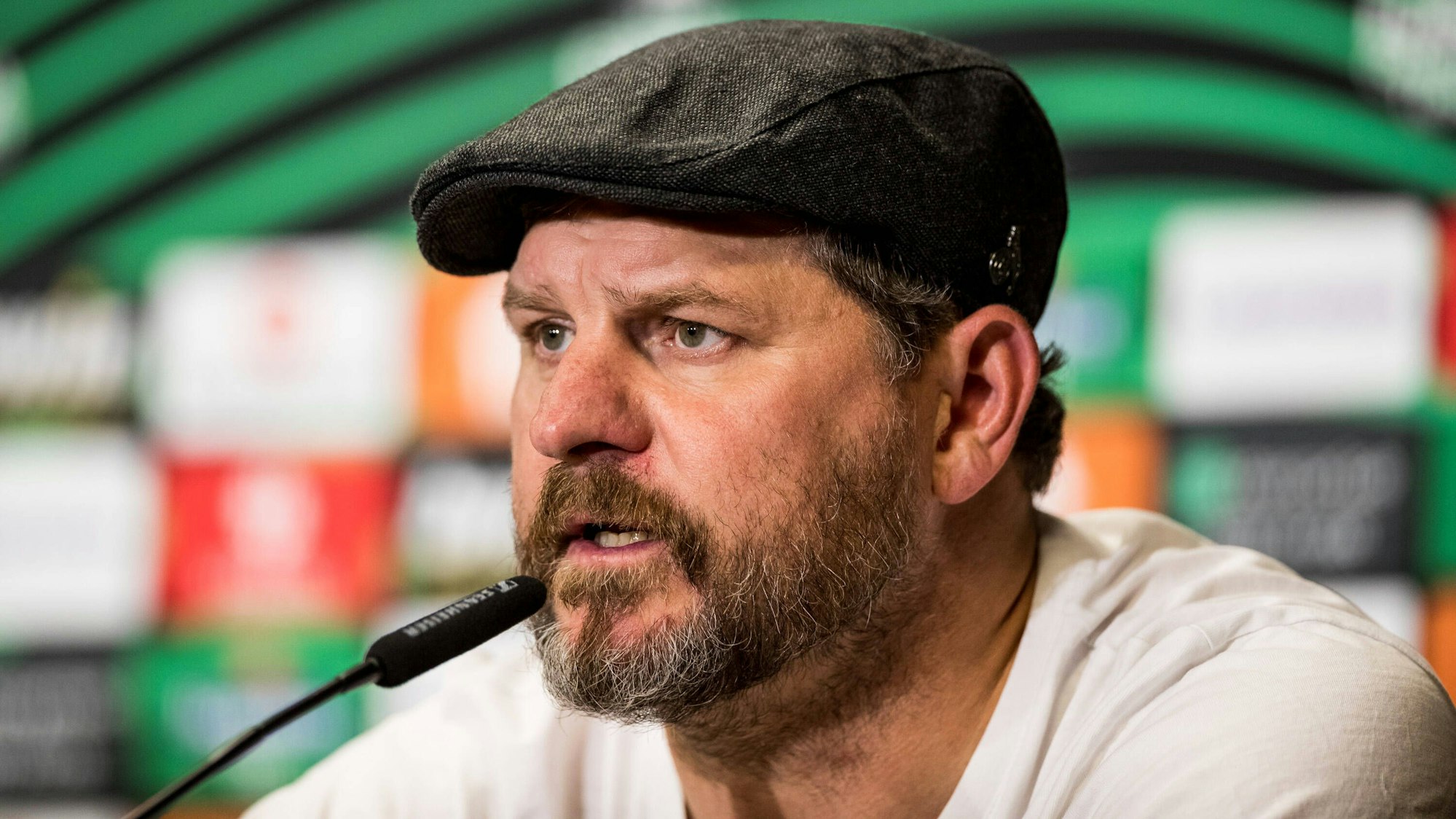 Steffen Baumgart spricht in ein Mikrofon.