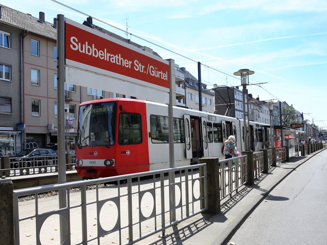 KVB-Bahn an der Haltestelle Subbelrather Straße/Gürtel in Köln