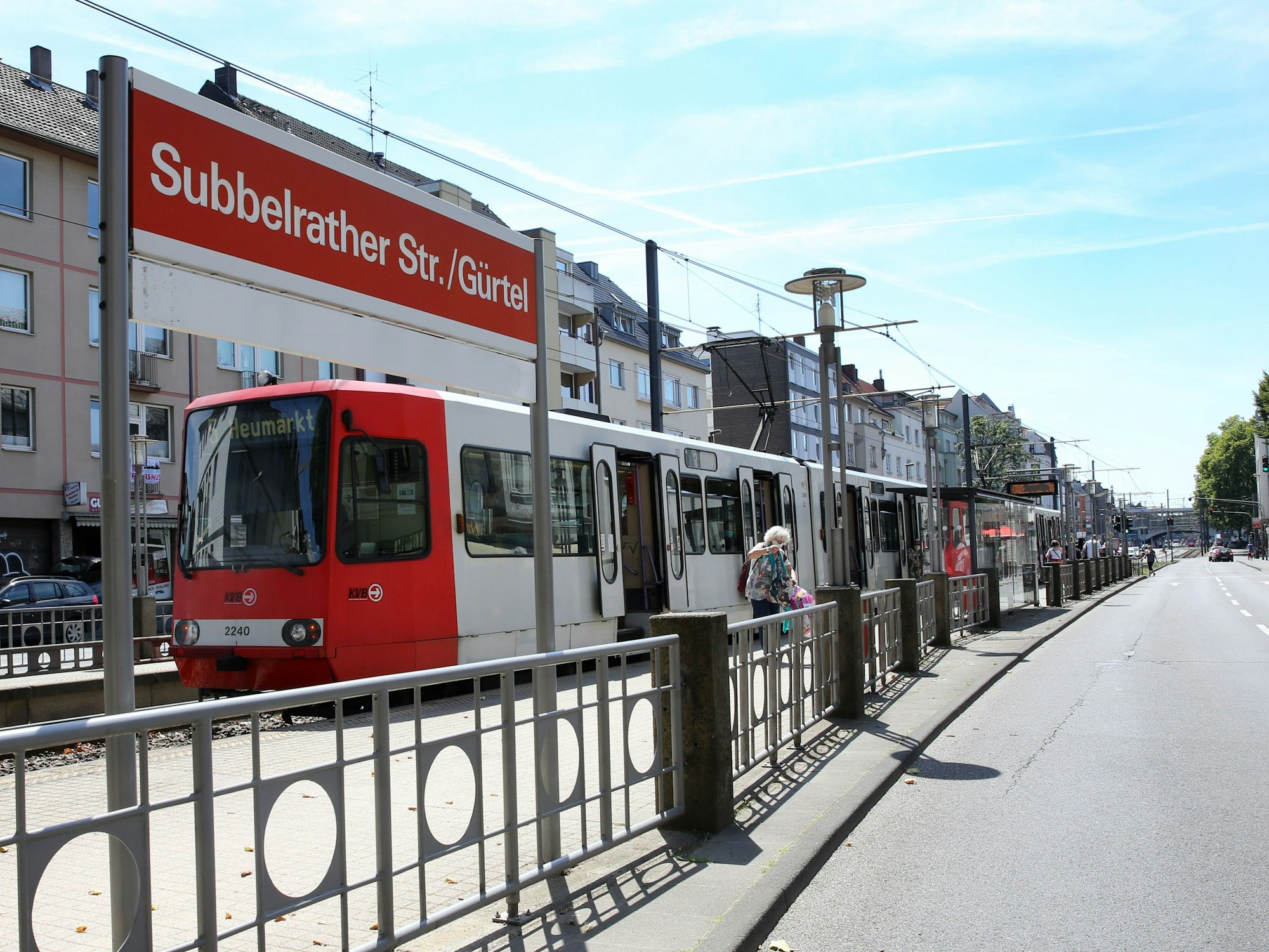 KVB-Bahn an der Haltestelle Subbelrather Straße/Gürtel in Köln.