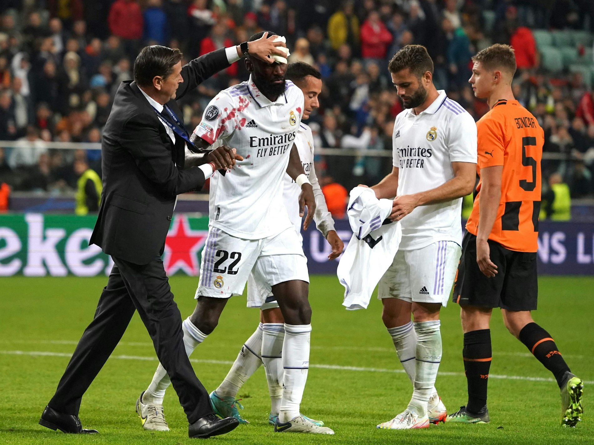 Antonio Rüdiger muss mit einer Platzwunde vom Spielfeld begleitet werden.