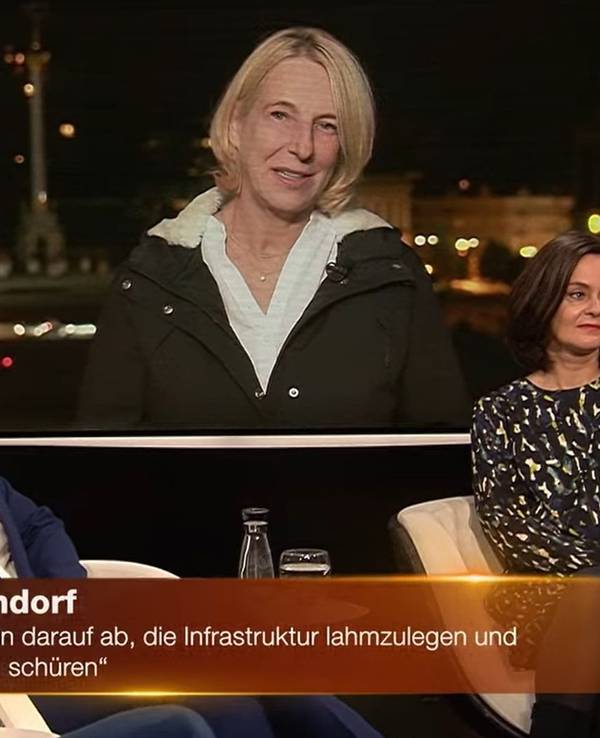 Markus Lanz vom 11.10.2022
Foto von der Teleschau gezogen.
"Es gibt keinen Rückzugsort mehr": ZDF-Korrespondentin Katrin Eigendorf sprach bei Markus Lanz über die Lage in der Ukraine. In (von links) Carsten Linnemann, Isabella M. Weber und Julia Löhr hatte sie aufmerksame und sichtlich betroffene Zuhörer.
© ZDF / Screenshot