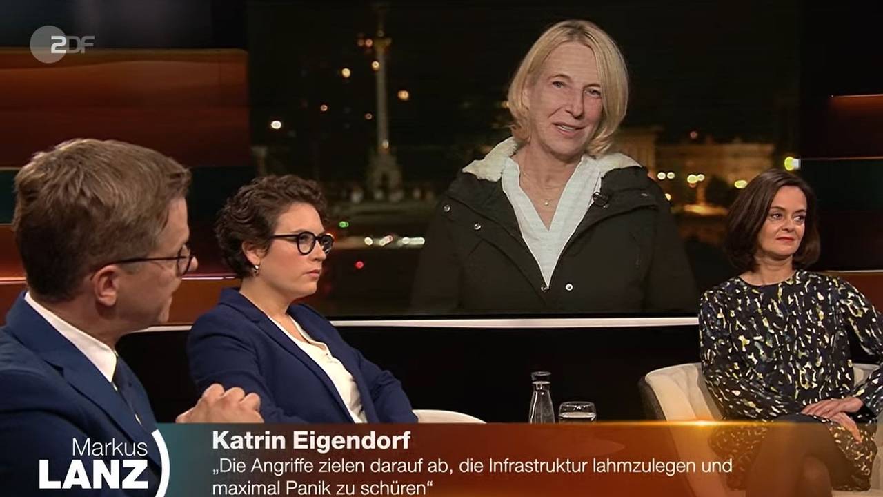 Markus Lanz vom 11.10.2022
Foto von der Teleschau gezogen.
"Es gibt keinen Rückzugsort mehr": ZDF-Korrespondentin Katrin Eigendorf sprach bei Markus Lanz über die Lage in der Ukraine. In (von links) Carsten Linnemann, Isabella M. Weber und Julia Löhr hatte sie aufmerksame und sichtlich betroffene Zuhörer.
© ZDF / Screenshot