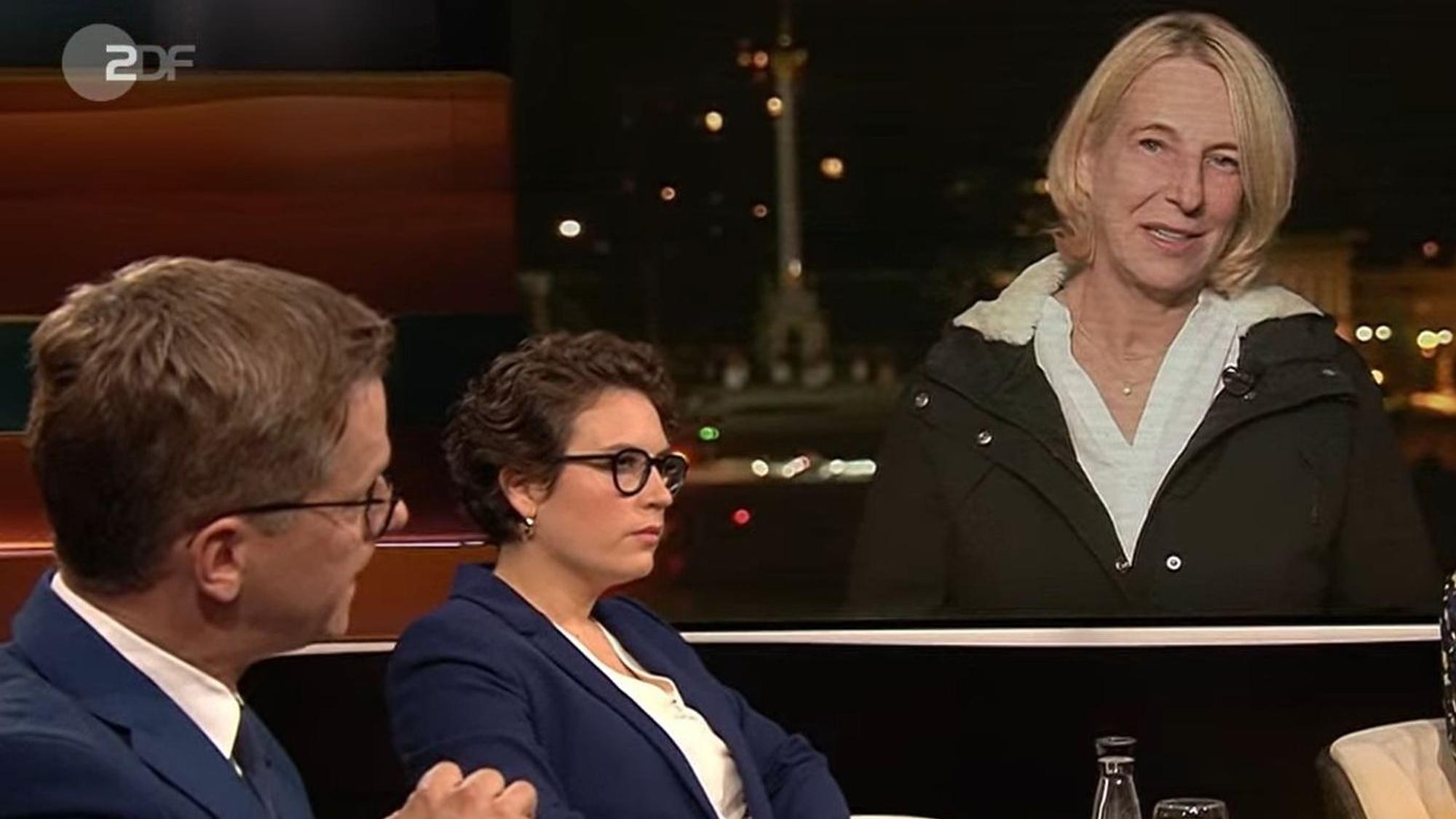 Markus Lanz vom 11.10.2022
Foto von der Teleschau gezogen.
"Es gibt keinen RĂŒckzugsort mehr": ZDF-Korrespondentin Katrin Eigendorf sprach bei Markus Lanz ĂŒber die Lage in der Ukraine. In (von links) Carsten Linnemann, Isabella M. Weber und Julia Löhr hatte sie aufmerksame und sichtlich betroffene Zuhörer.
© ZDF / Screenshot