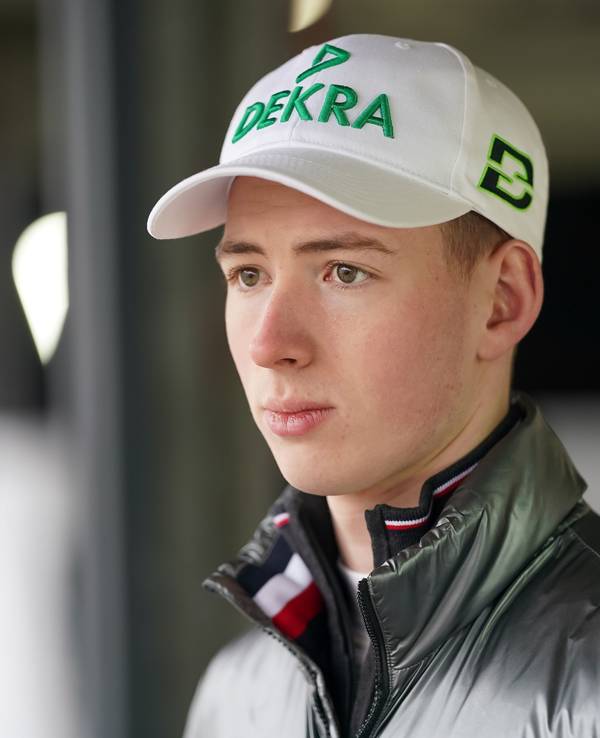 David Schumacher steht im Fahrerlager der DTM.