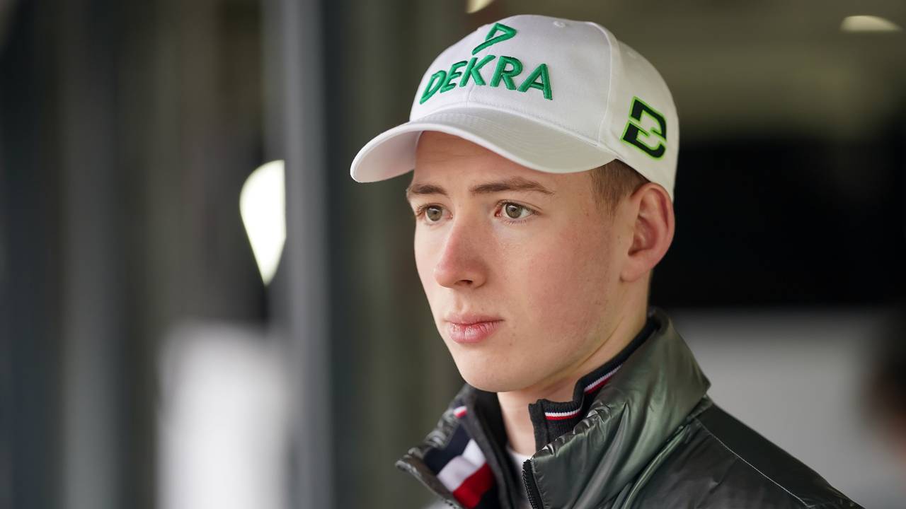 David Schumacher steht im Fahrerlager der DTM.