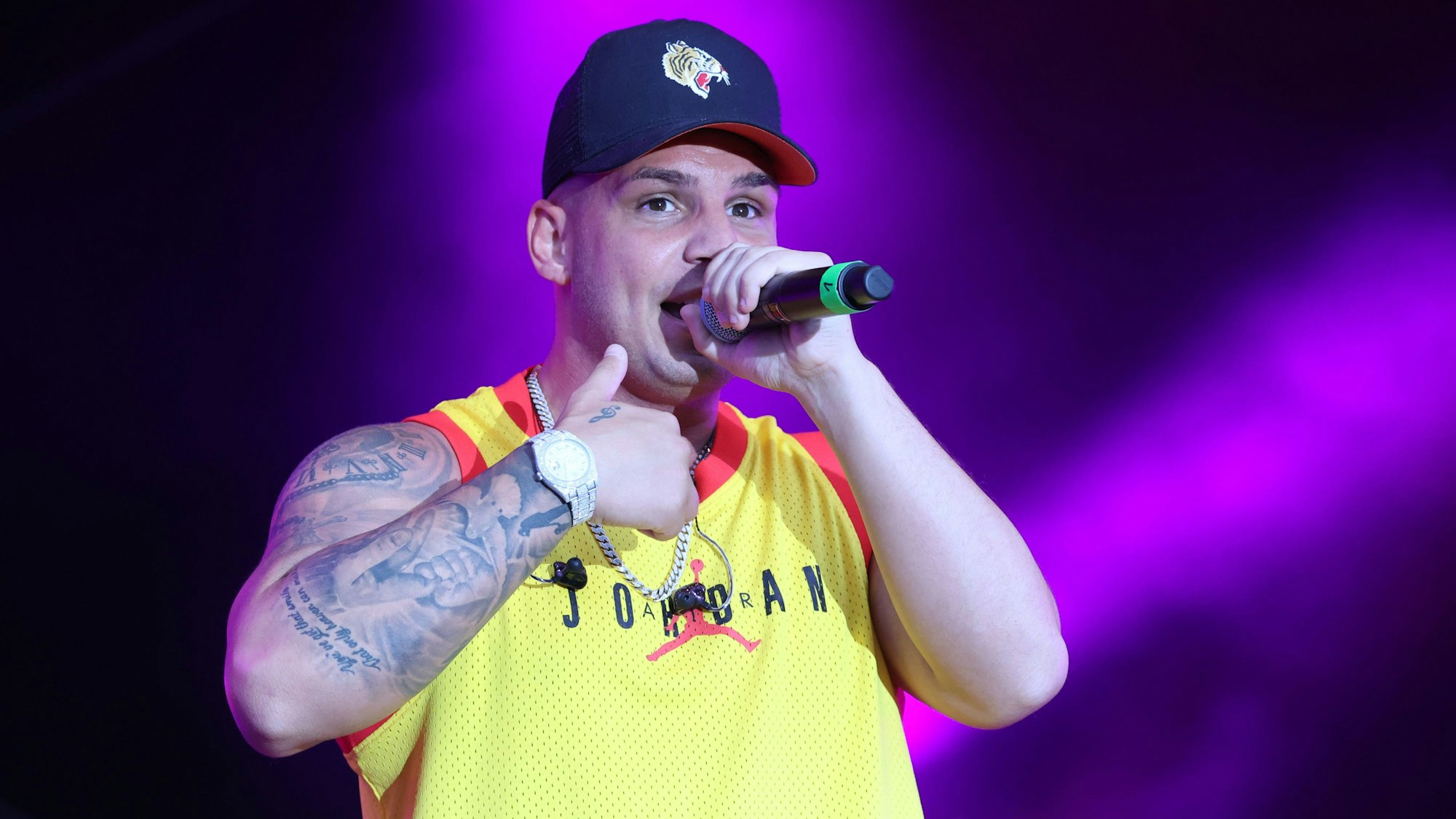 Der deutsche Sänger Pietro Lombardi tritt bei einem Sommer Open Air im Steigerwaldstadion auf.