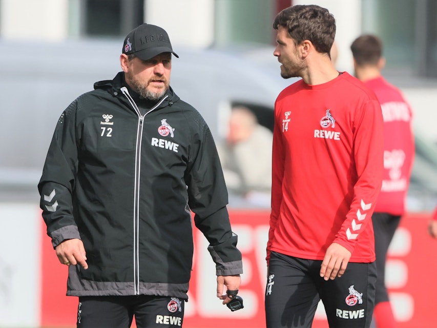 Steffen Baumgart und Jonas Hector beim Training des 1. FC Köln im Gespräch
