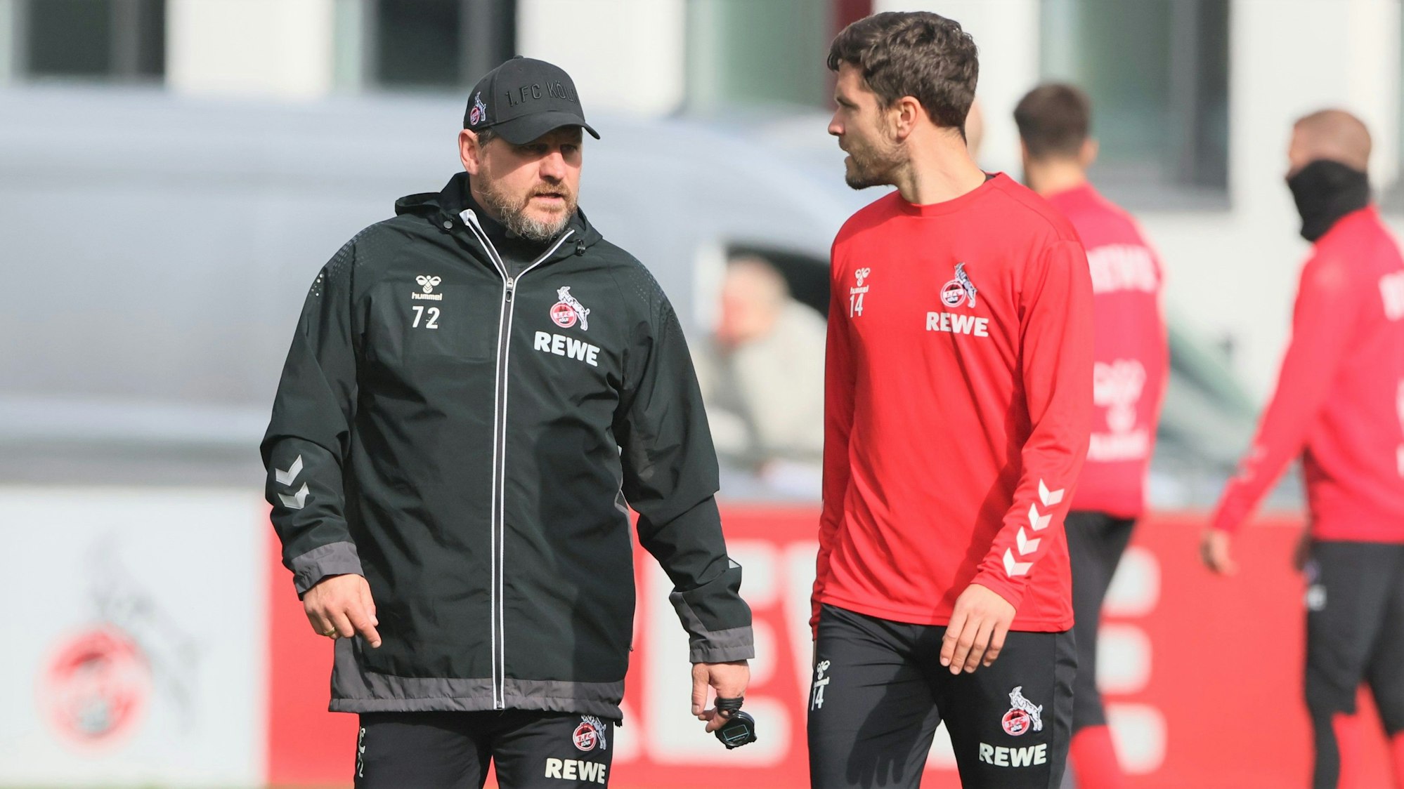 Steffen Baumgart und Jonas Hector beim Training des 1. FC Köln im Gespräch