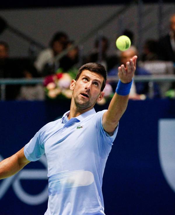 Tennis-Star Novak Djokovic setzt an zum Aufschlag.
