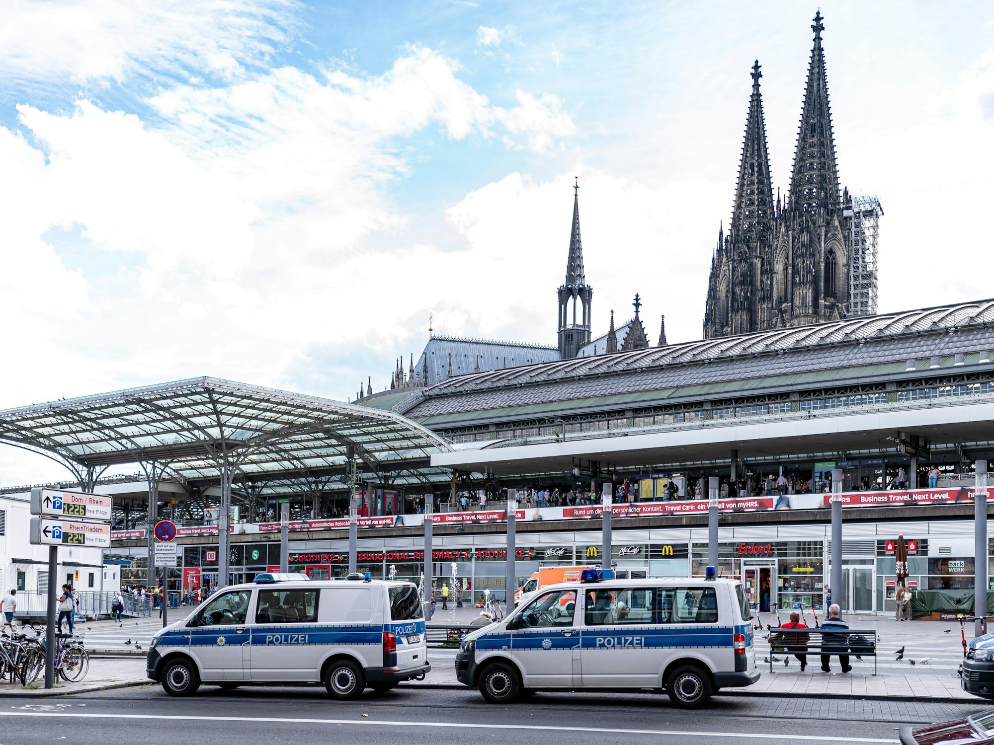 Polizei-Autos stehen an der Straße vor dem Hauptbahnhof in Köln.