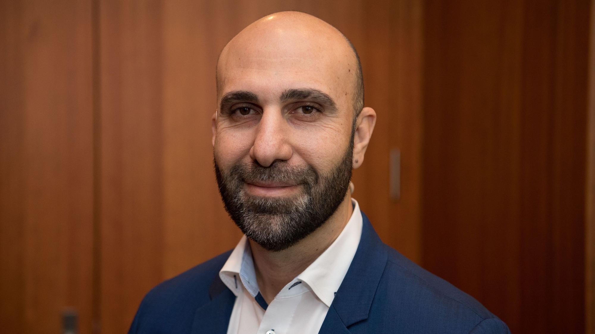 Der Islamismus-Experte Ahmad Mansour kritisiert die Kölner Muezzin-Rufe als „verheerend“.