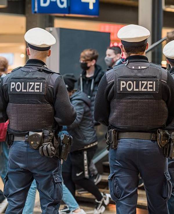 Das undatierte Symbolfoto zeigt Einsatzkräfte der Bundespolizei am Kölner Hauptbahnhof. Dort wurde am Freitag ein Parfümdieb festgenommen.