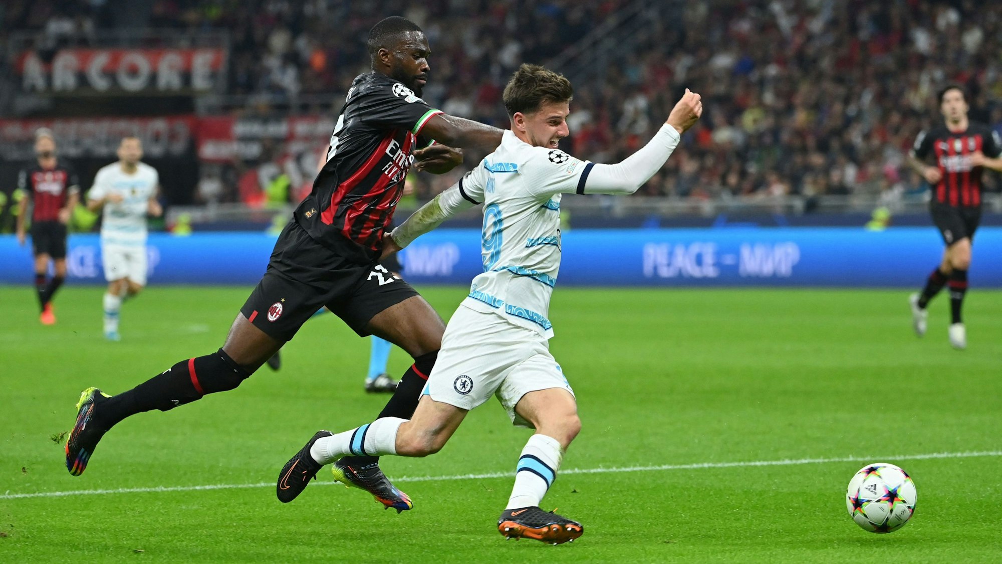 Foul? Fikayo Tomori packt Mason Mount an der Schulter.