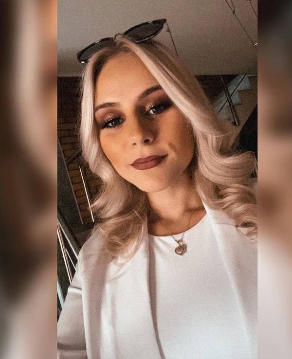 Estefania Wollny posiert für ein Selfie.