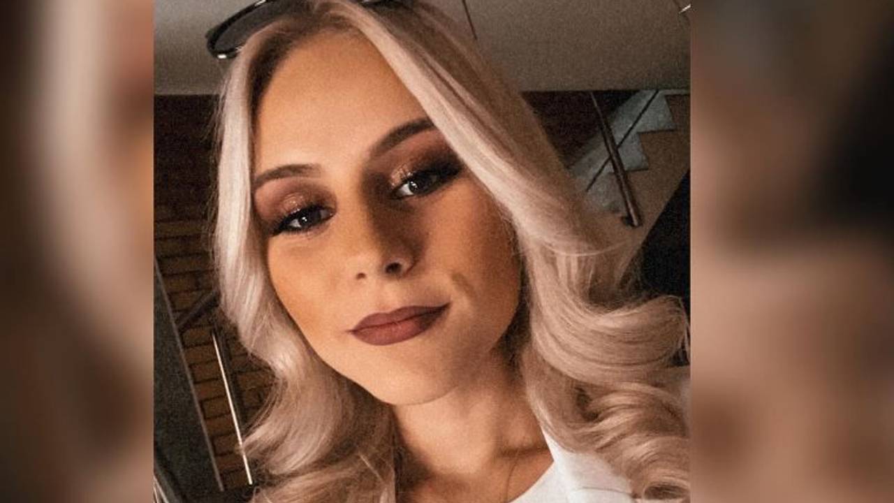 Estefania Wollny posiert für ein Selfie.