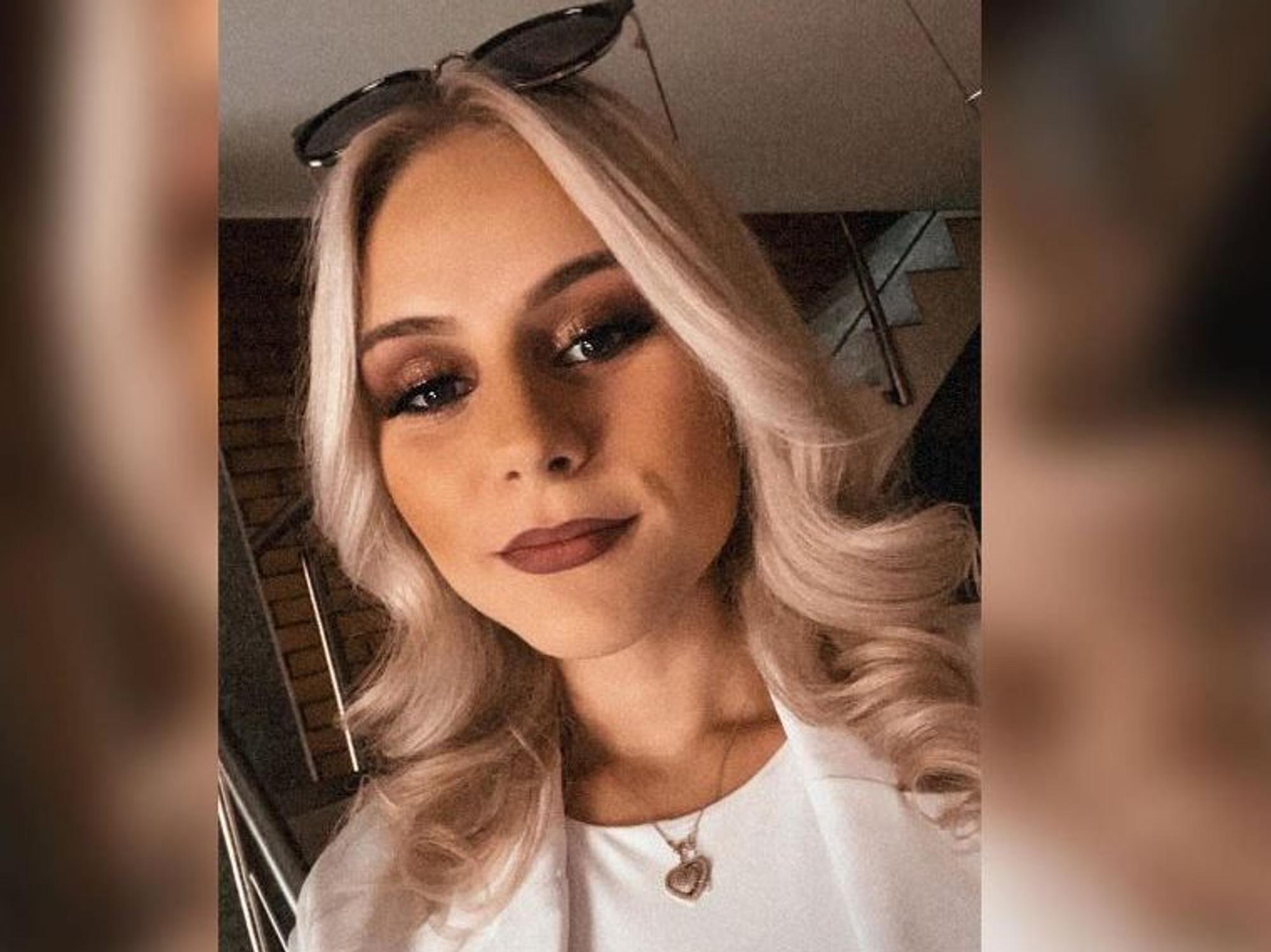 Estefania Wollny posiert für ein Selfie.