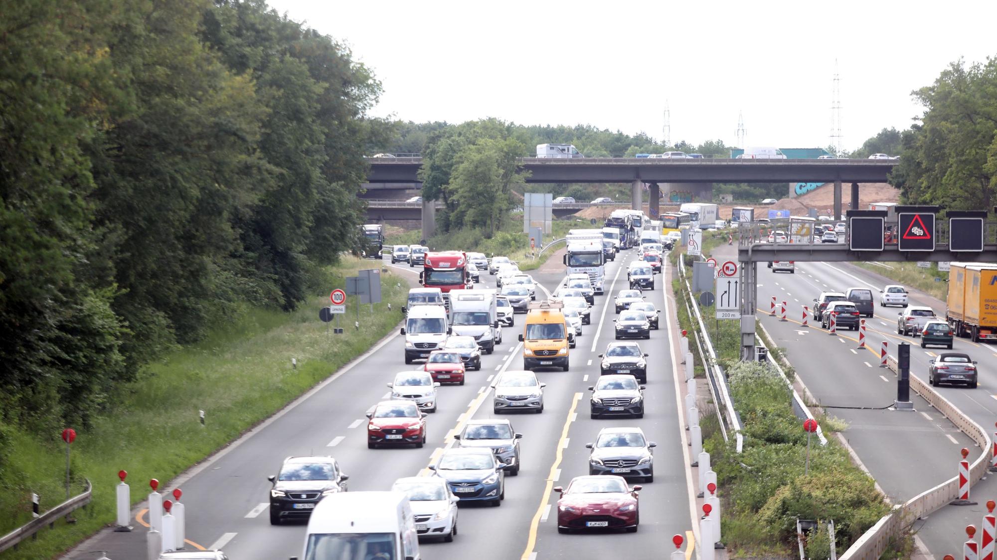 Stau auf der A3 Höhe Autobahnkreuz Köln-Heumar