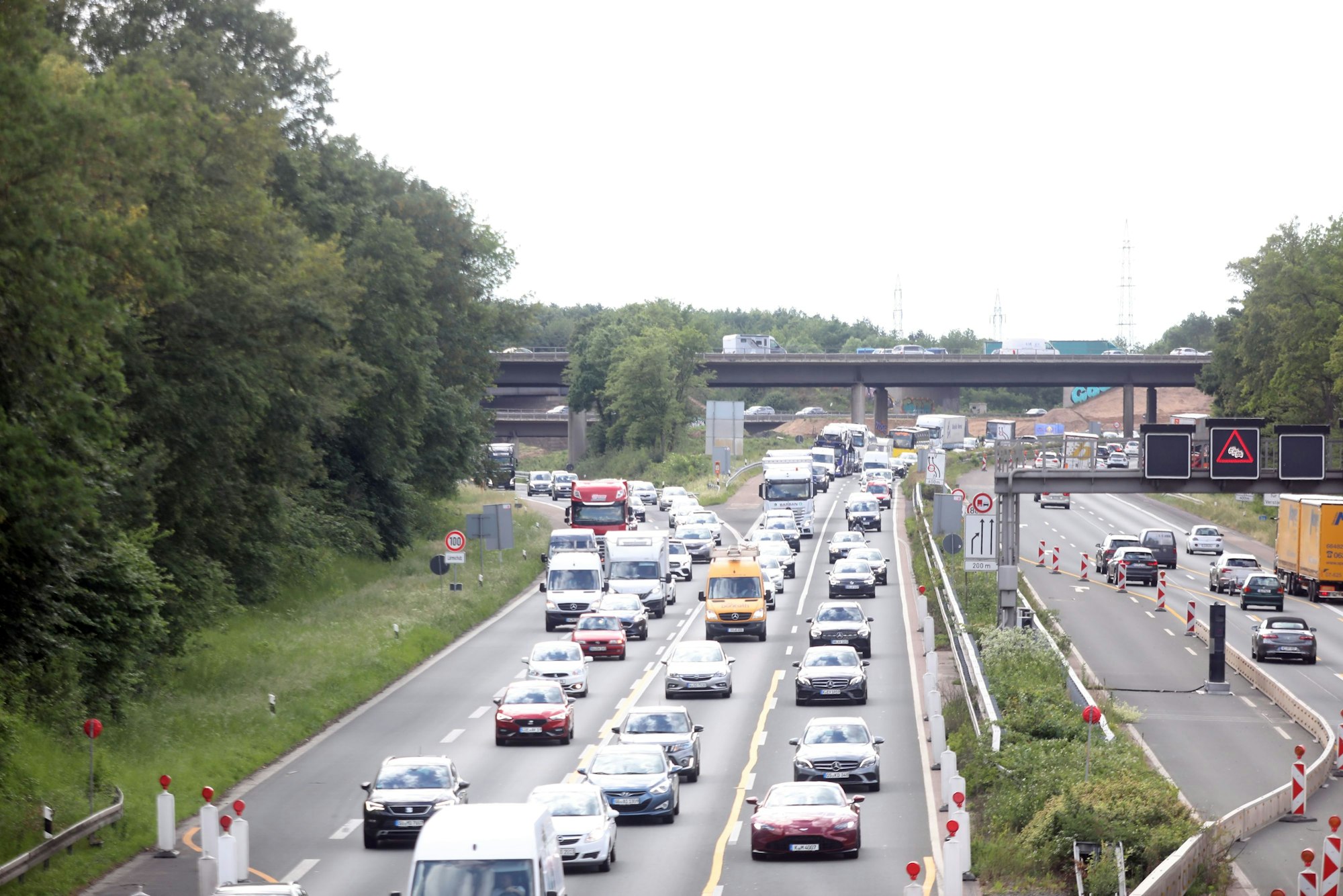Stau auf der A3 Höhe Autobahnkreuz Heumar in Fahrtrichtung Süden