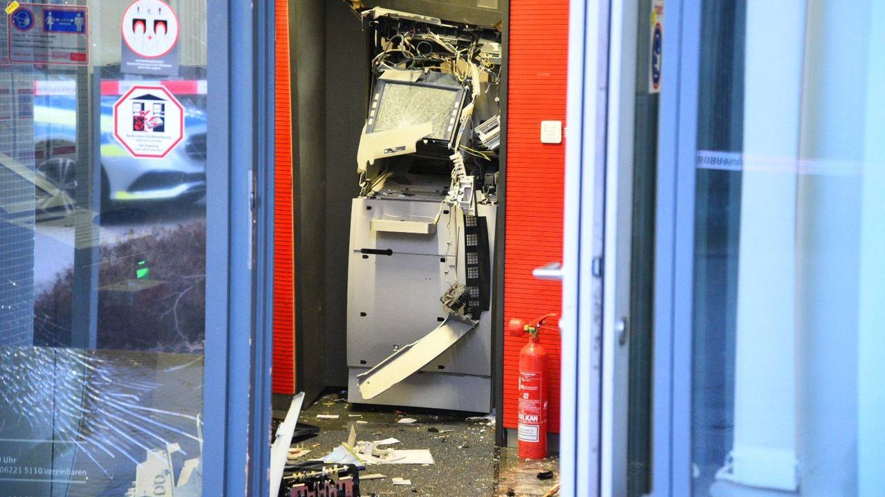 Die Polizei hat nach einer Geldautomatensprengung Fahndungsmaßnahmen aufgenommen. Unser Archivfoto zeigt einen gesprengten Geldautomaten.