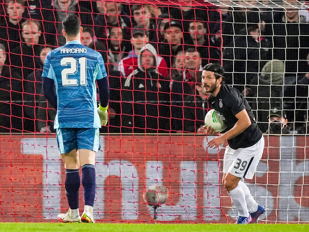 Milos Jojic im Einsatz für Partizan Belgrad. Am 17. März in der Conference League gegen Feyenoord Rotterdam.