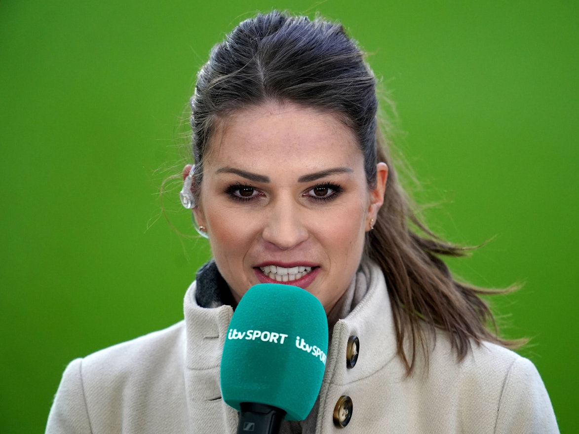 Melanie Leupolz spricht in ein Mikrofon.